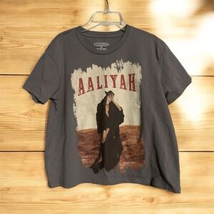 Aaliyah size M crop tee